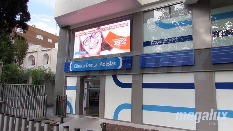 Gran pantalla LED publicitaria Megalux en la Plaza de los Delfines de Madrid