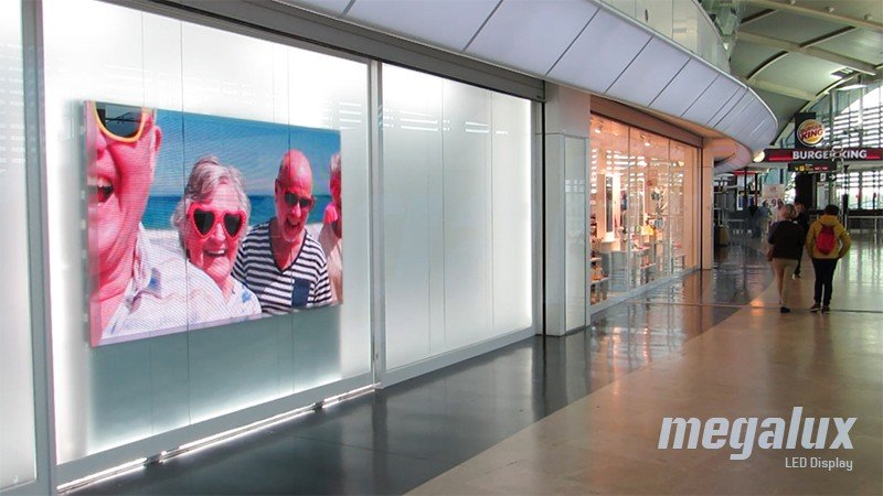 El Aeropuerto Internacional de Valencia luce pantalla LED publicitaria Megalux
