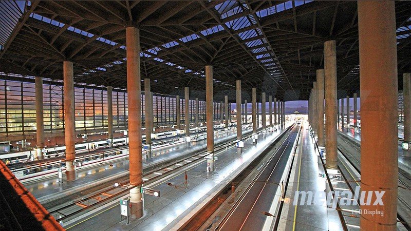 La estación de Atocha de Madrid luce iluminación de Megalux