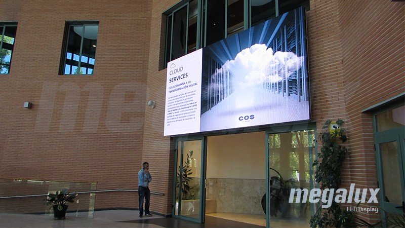 La multinacional COS instala gran pantalla LED Megalux en su sede central