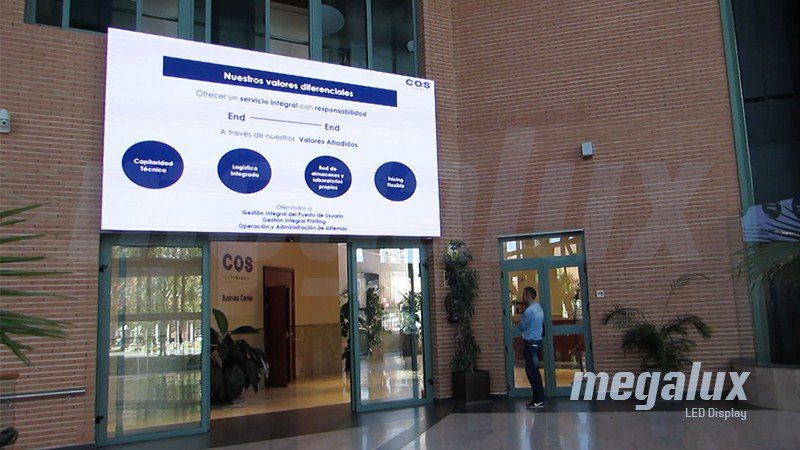 La multinacional COS instala gran pantalla LED Megalux en su sede central