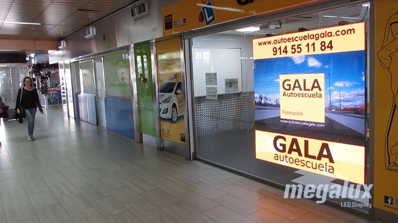 Pantalla LED publicitaria Megalux dentro de la estación de Moncloa