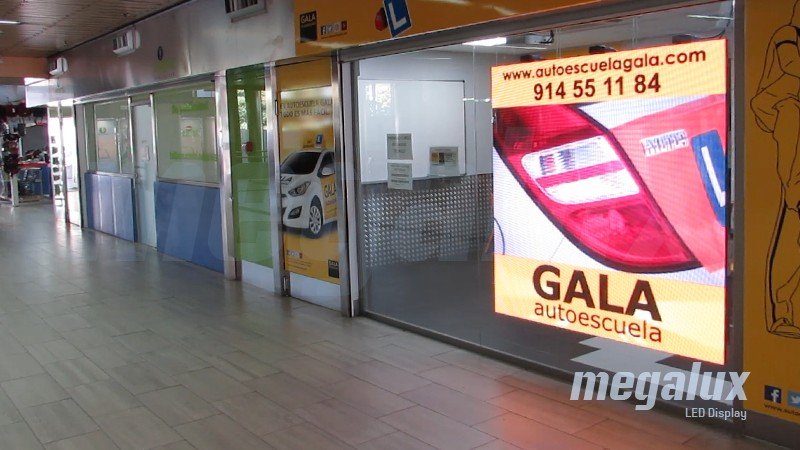 Pantalla LED publicitaria Megalux dentro de la estación de Moncloa