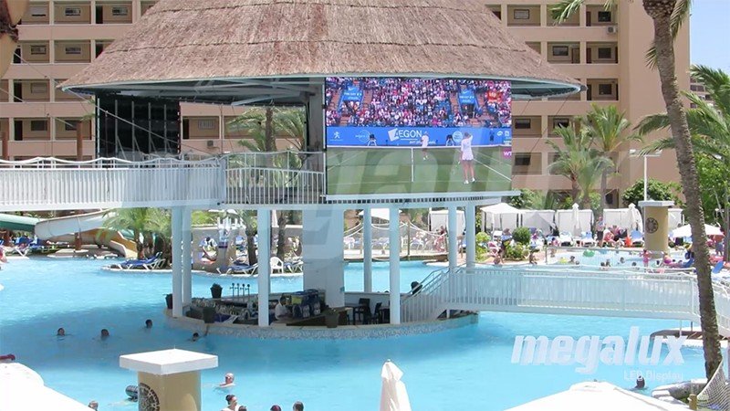 El Gran Hotel Magic triunfa con 60 m2 de pantallas LED Megalux en la piscina