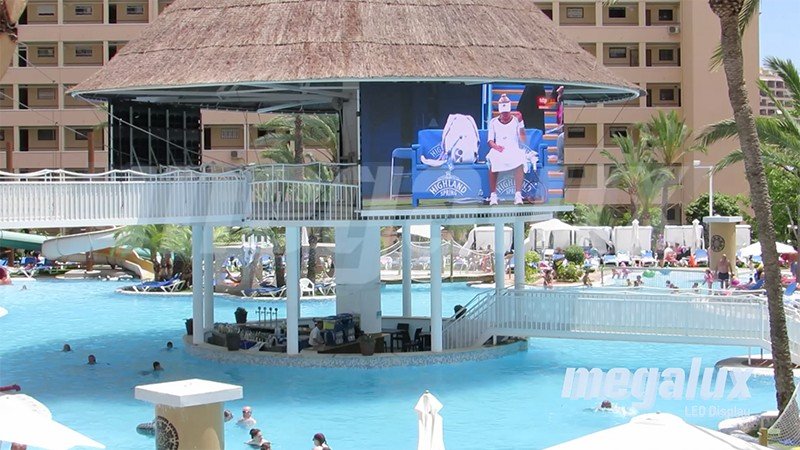 El Gran Hotel Magic triunfa con 60 m2 de pantallas LED Megalux en la piscina
