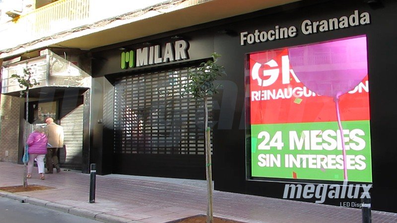 Fotocine Granada se renueva con una gran pantalla LED Megalux