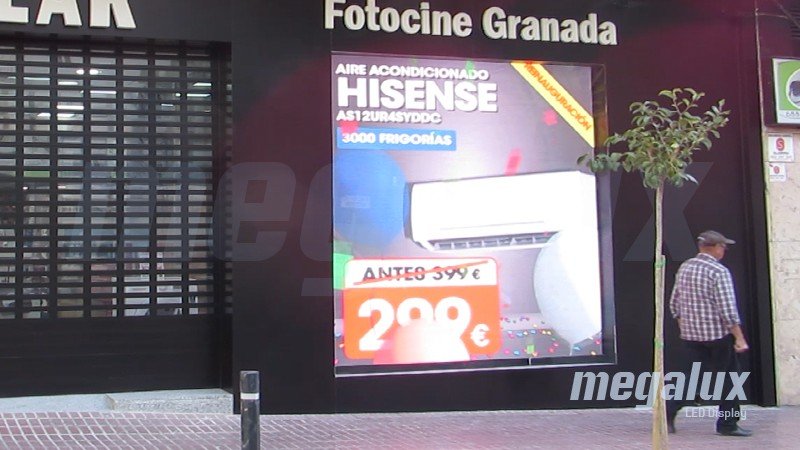 Fotocine Granada se renueva con una gran pantalla LED Megalux