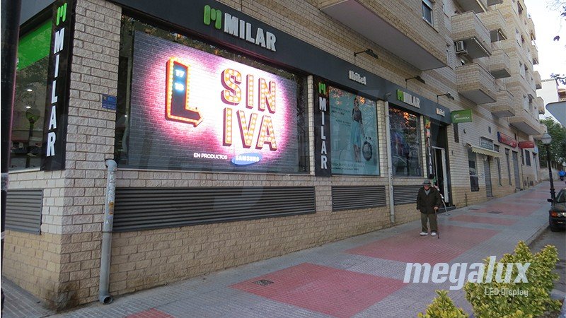 Espectacular pantalla LED Megalux en el escaparate de Milar Ibitel