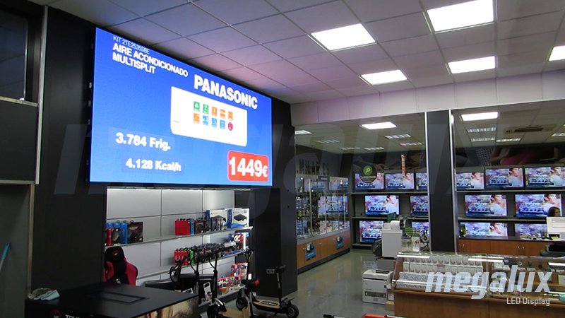 Impactante pantalla LED gigante Megalux en el interior de un comercio de Ribera Alta