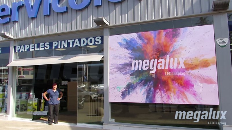 Megalux instala gran pantalla publicitaria LED de escaparate en la entrada de Dénia
